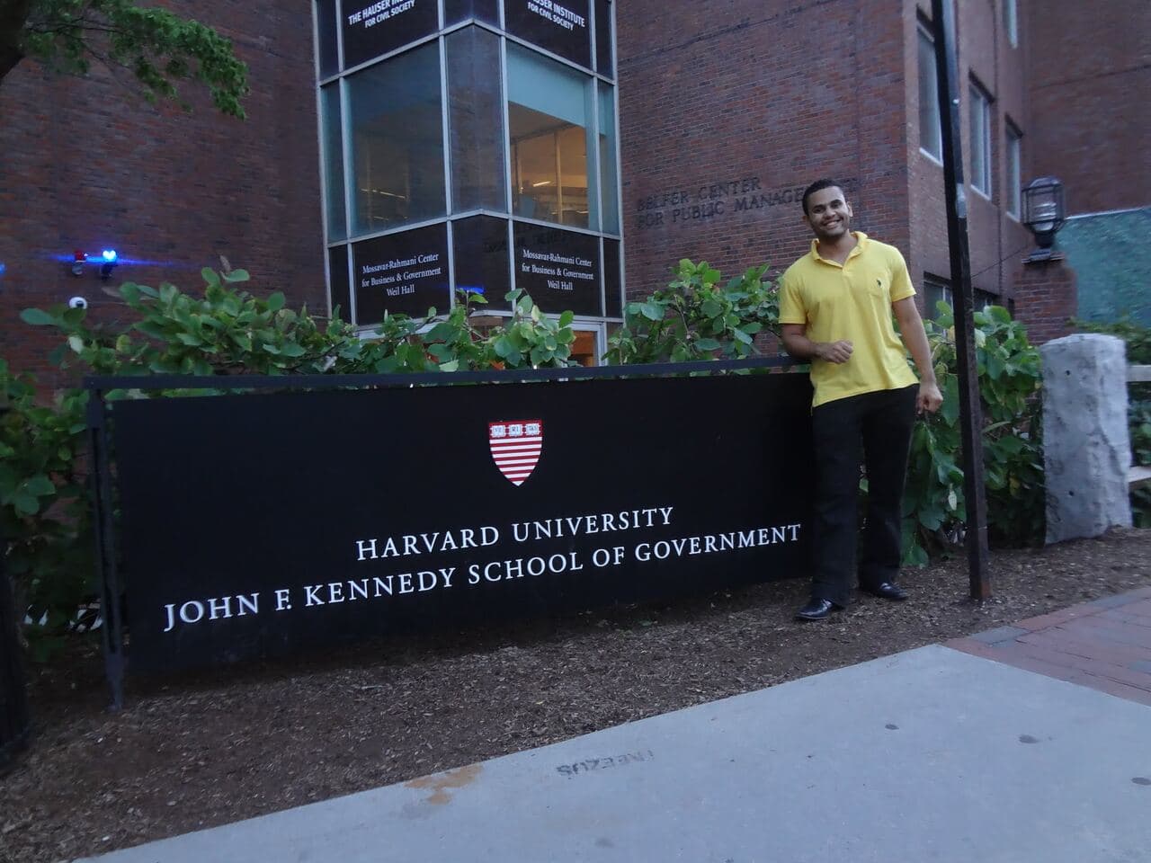 Ciro em frente à Kennedy School, Boston, durante uma das travessias de trabalho
