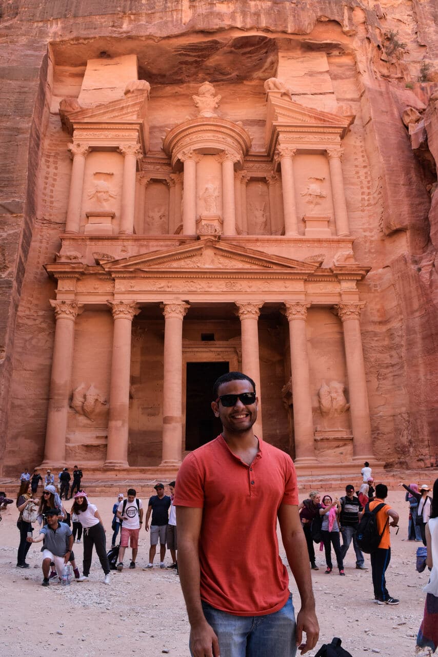 Ciro diante do Tesouro de Petra, na Jordânia
