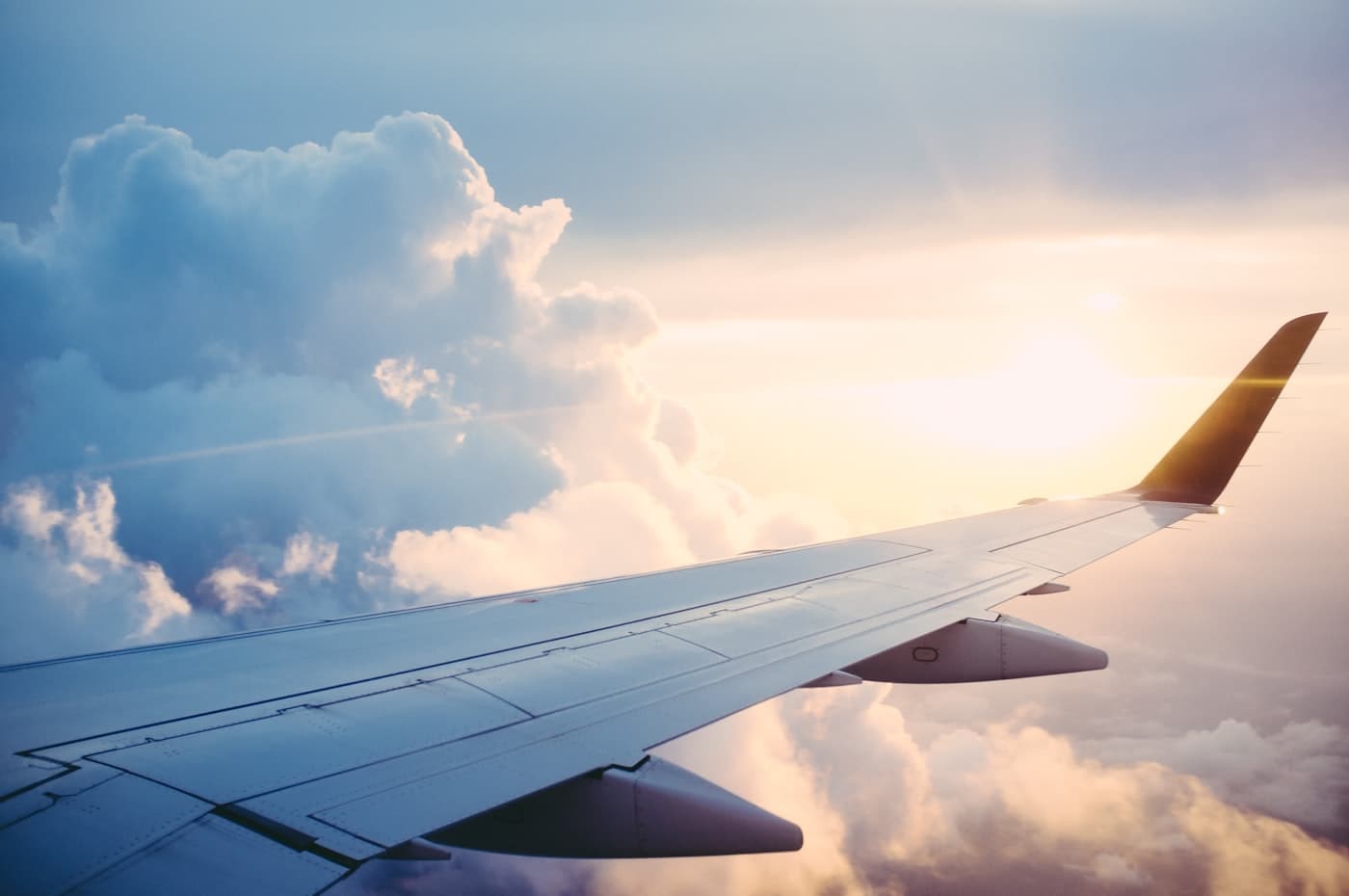 Asa de avião acima das nuvens — a candidatura aprovada vira embarque